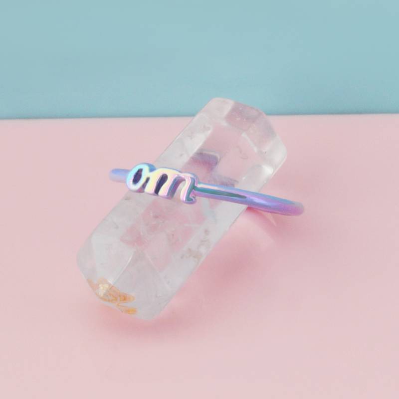 Om Wort Ring Gold Oder Flieder Irisierend von MeAndZena