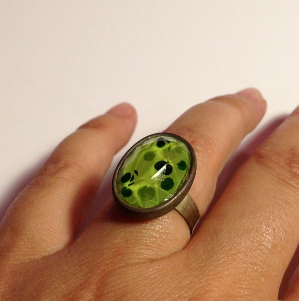 Vintage Grüner Glasring, Verstellbarer Ring Mit Ovaler Form Facettiertes Glas in Lindgrün Punkten Design Vintage Grüner Glasring, Verstellbarer Ring Mit Ovaler Form Facettiertes Glas in Lindgrün Punkten Design von MeFoundit