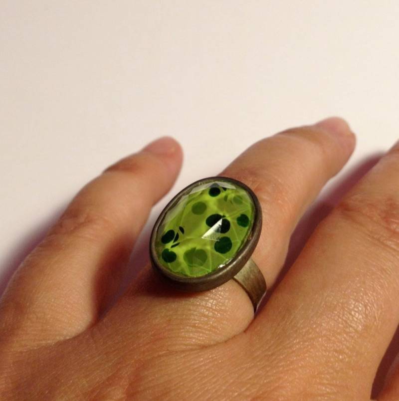 Vintage Grüner Glasring, Verstellbarer Ring Mit Ovaler Form Facettiertes Glas in Lindgrün Punkten Design Vintage Grüner Glasring, Verstellbarer Ring Mit Ovaler Form Facettiertes Glas in Lindgrün Punkten Design von MeFoundit