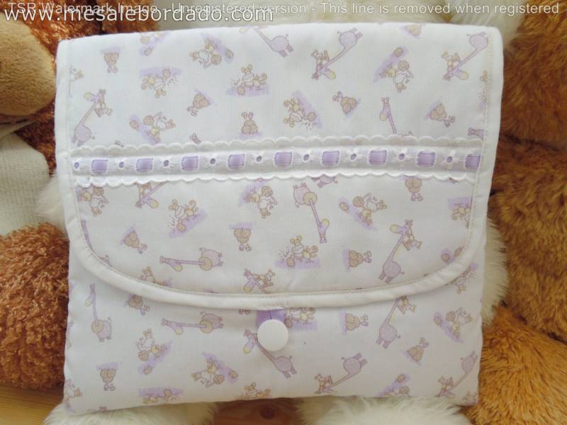 Bolsa De Bebe, Bolsa Pañales, Tela Blanca Acolchada Für Dentro Mit Tieren. Cierra Con Unbotón von MeSaleBordado