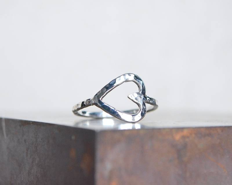 Herz Ring, Sterling Silber, Stapelring, Herz, Schmuck, .925 Geschenk Für Sie, Zierlicher Ring von MeSheDesignsLLC