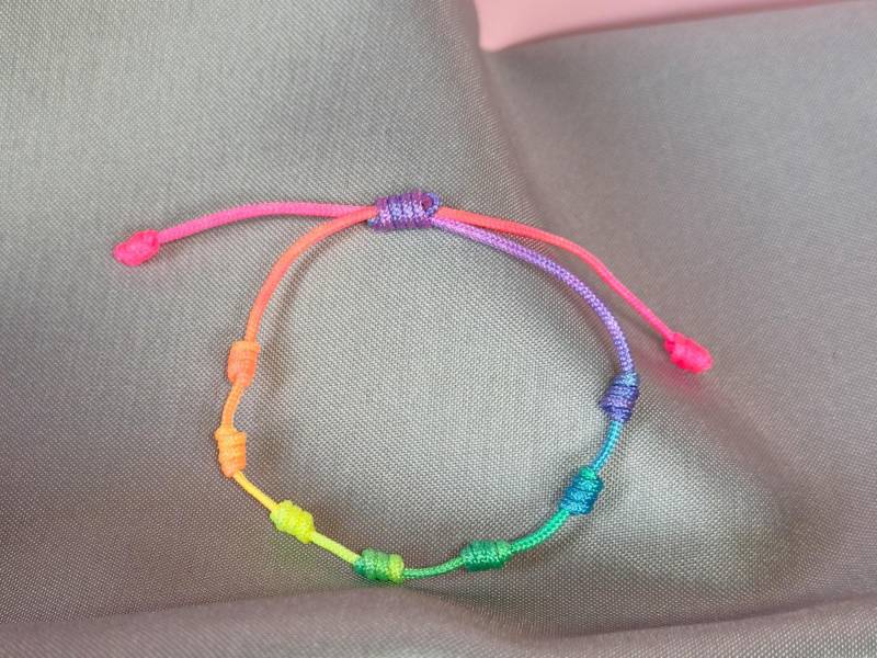 Buntes Knotenarmband Im Regenbogen-stil von MeaNaniShop