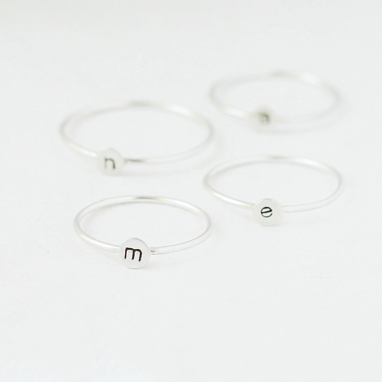 Anfangsring. Personalisierter Stapelring. Silberring. Eine Gestempelte Initiale. Mutter Ring. Geschenk Unter 30. Brautjungfer Geschenk. 4mm Anfangsring. Personalisierter Stapelring. Silberring. Eine Gestempelte Initiale. Mutter Ring. Geschenk Unter 30. Brautjungfer Geschenk. 4mm von MeadowbelleMarket