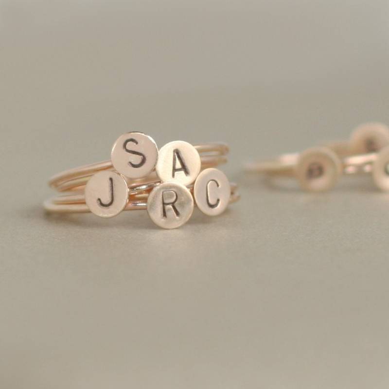 Anfangsring. Solider Stapelring Aus 585Er Gold. Ein Gestempelter Buchstabe Mutterring. Personalisierter Initialschmuck. Brautjungfer Geschenk Für Sie Anfangsring. Solider Stapelring Aus 585Er Gold. Ein Gestempelter Buchstabe Mutterring. Personalisierter Initialschmuck. Brautjungfer Geschenk Für Sie von MeadowbelleMarket