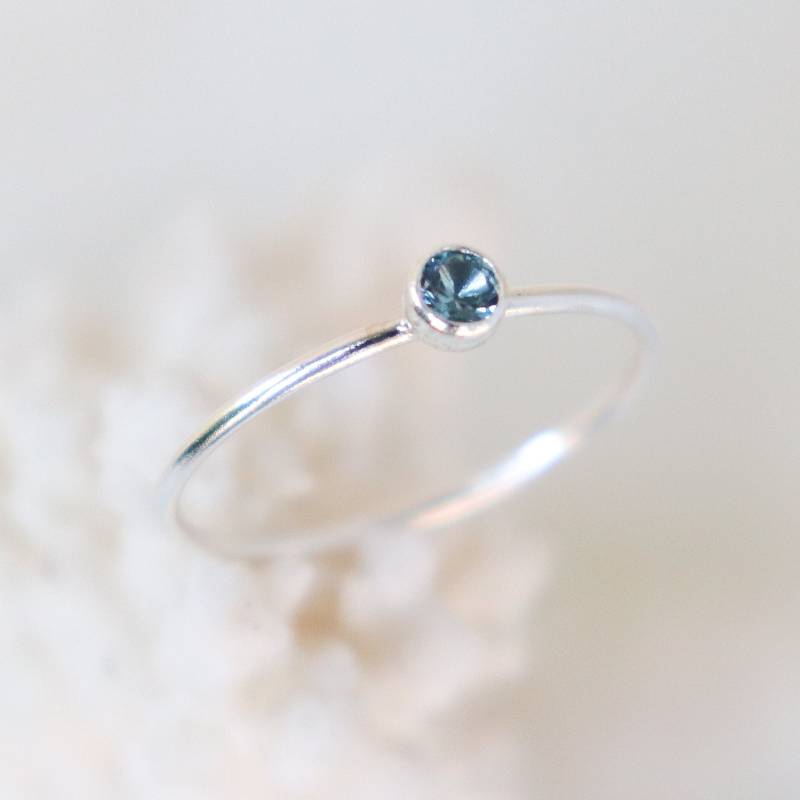 Aquamarin Ring. März Geburtsstein Ein Stapelbarer Geburtsstein-Edelsteinring. Sterling Silber. Mütter Stapelring. Silberring Aquamarin Ring. März Geburtsstein Ein Stapelbarer Geburtsstein-Edelsteinring. Sterling Silber. Mütter Stapelring. Silberring von MeadowbelleMarket