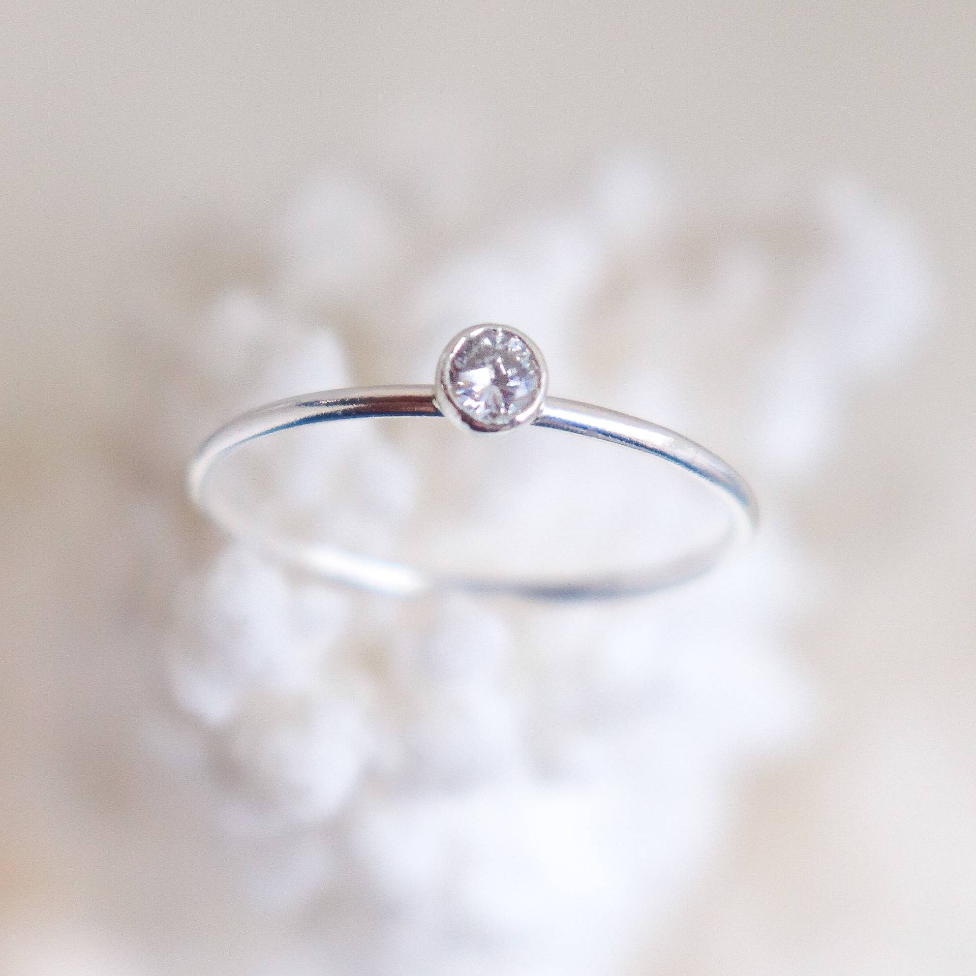 Diamant Als Ring. Silber Stapelring Mit April Geburtsstein. Ein Edelstein-Ring Zum Stapeln. Sterling Silber. Mütter Schmaler Stapelring Diamant Als Ring. Silber Stapelring Mit April Geburtsstein. Ein Edelstein-Ring Zum Stapeln. Sterling Silber. Mütter Schmaler Stapelring von MeadowbelleMarket