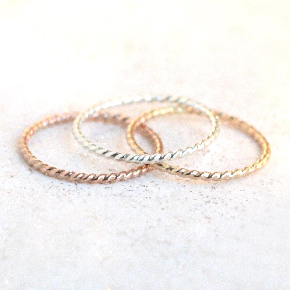 Gold, Rose Oder Silber Ring Zum Stapeln. Ein Stapelbarer Seildrehring. Zierlicher Ring. 14K Gold Fill Massives Sterling Silber Gold, Rose Oder Silber Ring Zum Stapeln. Ein Stapelbarer Seildrehring. Zierlicher Ring. 14K Gold Fill Massives Sterling Silber von MeadowbelleMarket