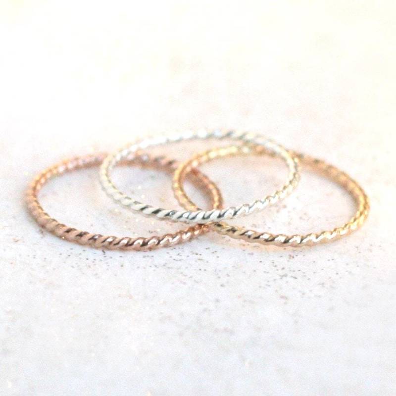 Gold, Rose Oder Silber Ring Zum Stapeln. Ein Stapelbarer Seildrehring. Zierlicher Ring. 14K Gold Fill Massives Sterling Silber Gold, Rose Oder Silber Ring Zum Stapeln. Ein Stapelbarer Seildrehring. Zierlicher Ring. 14K Gold Fill Massives Sterling Silber von MeadowbelleMarket