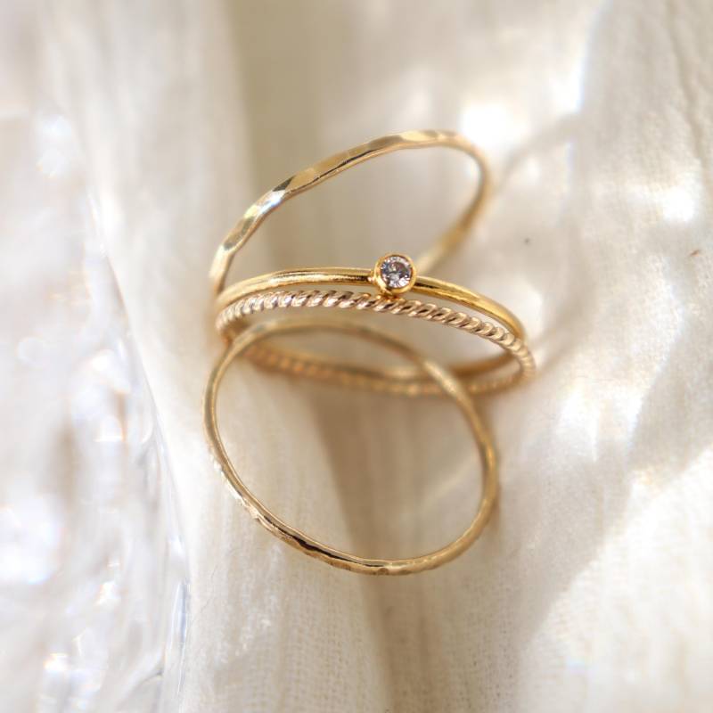 Gold Diamant Stapelring Satz Von Vier. Stapelbare Ringe. Boho Schmuck. Dünne Stapelringe . Cz Edelstein. Gehämmert, Strukturbänder Gold Diamant Stapelring Satz Von Vier. Stapelbare Ringe. Boho Schmuck. Dünne Stapelringe . Cz Edelstein. Gehämmert, Strukturbänder von MeadowbelleMarket