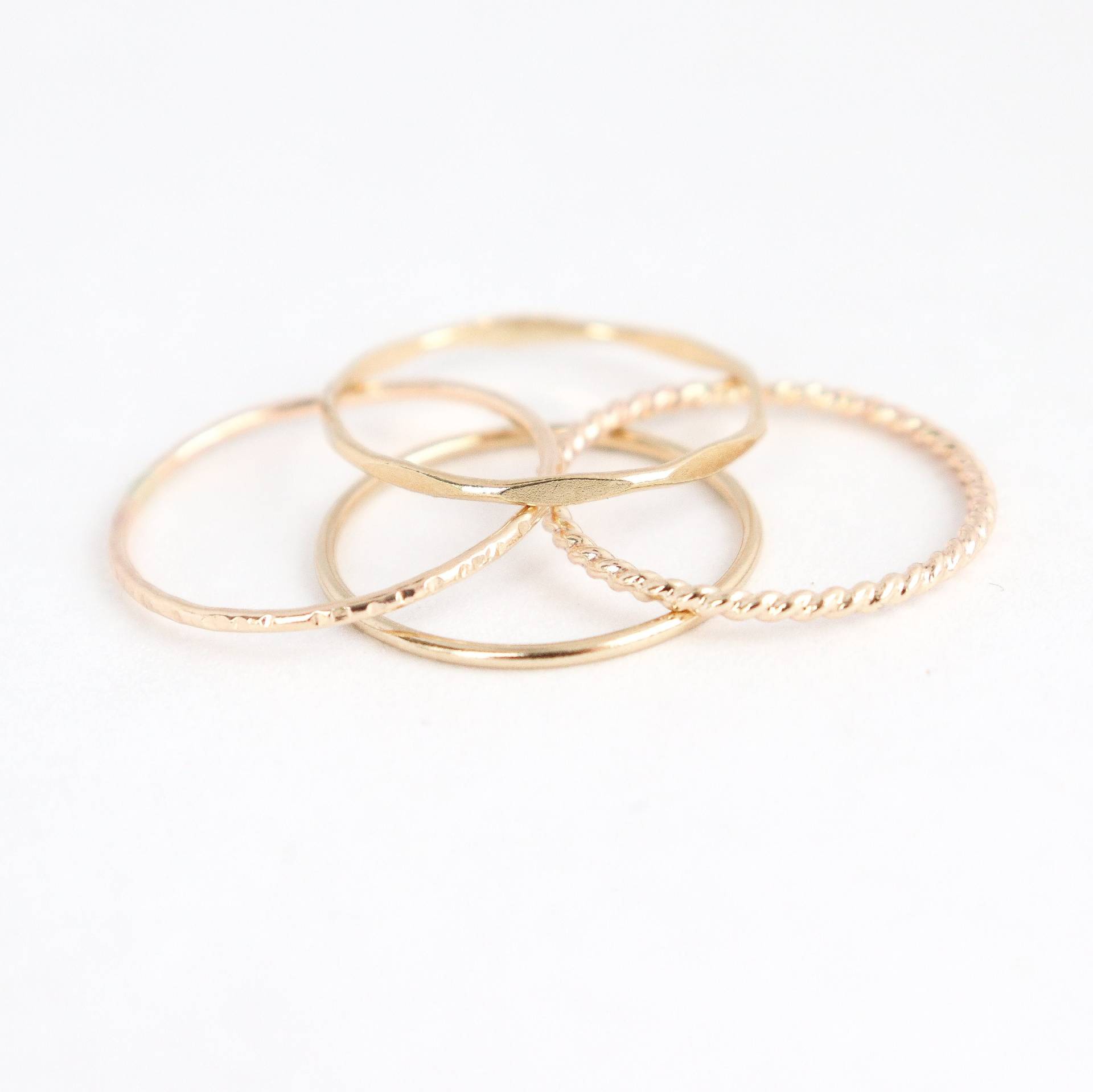 Gold Stapelringe. Set Von Vier Stück. Dünner Dünner Gehämmerter Glänzender Stapelring. 14K Gold Fill Klassisch Midi Ring Stapel Set. Statement Stapel Gold Stapelringe. Set Von Vier Stück. Dünner Dünner Gehämmerter Glänzender Stapelring. 14K Gold Fill Klassisch Midi Ring Stapel Set. Statement Stapel von MeadowbelleMarket