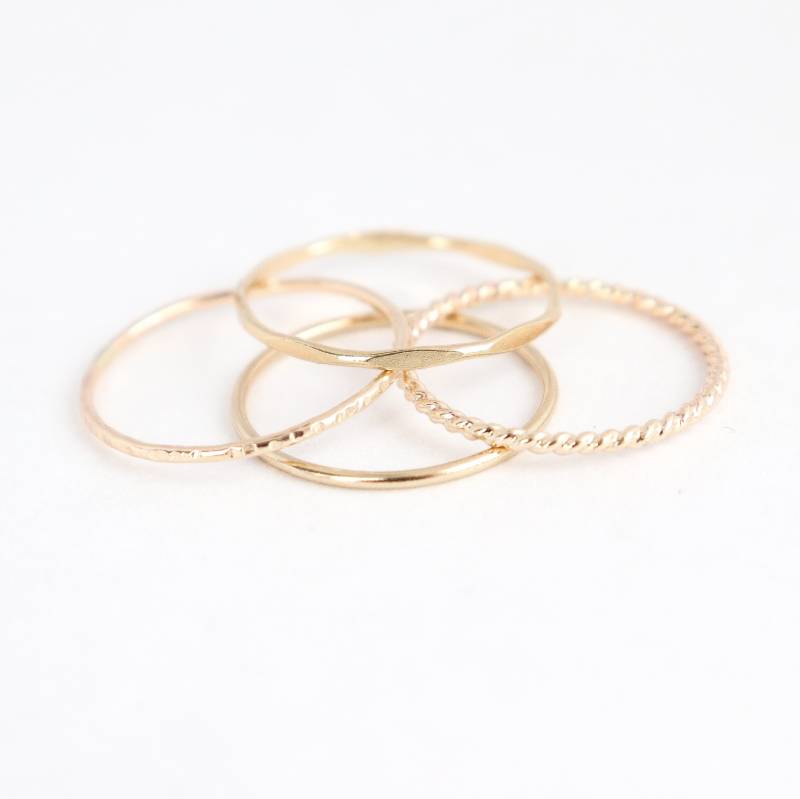 Gold Stapelringe. Set Von Vier Stück. Dünner Dünner Gehämmerter Glänzender Stapelring. 14K Gold Fill Klassisch Midi Ring Stapel Set. Statement Stapel Gold Stapelringe. Set Von Vier Stück. Dünner Dünner Gehämmerter Glänzender Stapelring. 14K Gold Fill Klassisch Midi Ring Stapel Set. Statement Stapel von MeadowbelleMarket