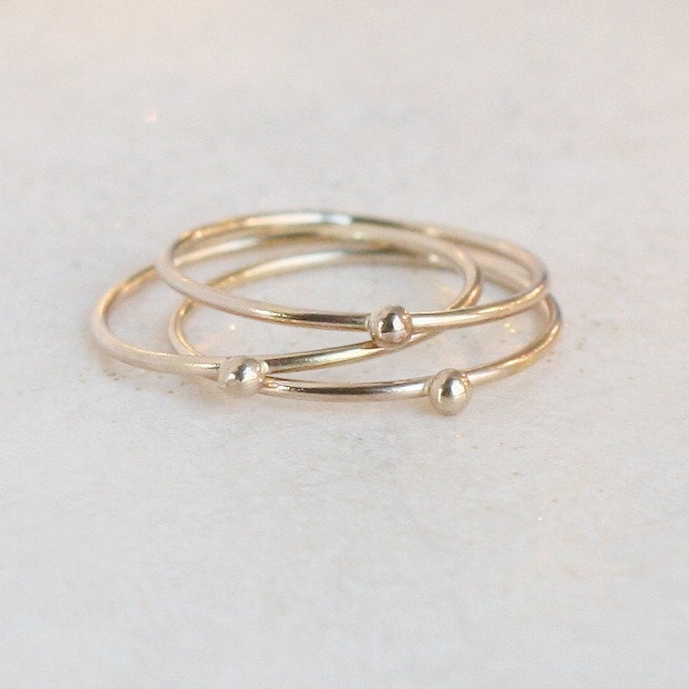Goldring. Solid 14K Gold Stapelband. Ein Tropfen Ring. Kleiner Goldkügelchen-Ring. Stapelring. Feiner Gold Stapelring. Moderner Goldring. Solid 14K Gold Stapelband. Ein Tropfen Ring. Kleiner Goldkügelchen-Ring. Stapelring. Feiner Gold Stapelring. Moderner von MeadowbelleMarket