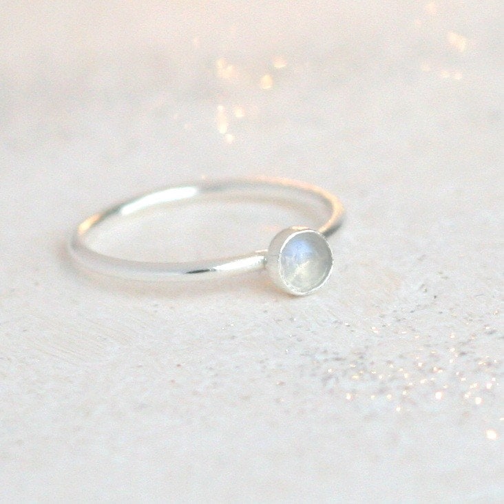 Mondstein Ring in Sterling Silber. Juni Geburtsstein Ring. Boho Regenbogen Edelstein 4 Mm Minimalist Stapelbarer Für Mondstein Ring in Sterling Silber. Juni Geburtsstein Ring. Boho Regenbogen Edelstein 4 Mm Minimalist Stapelbarer Für von MeadowbelleMarket