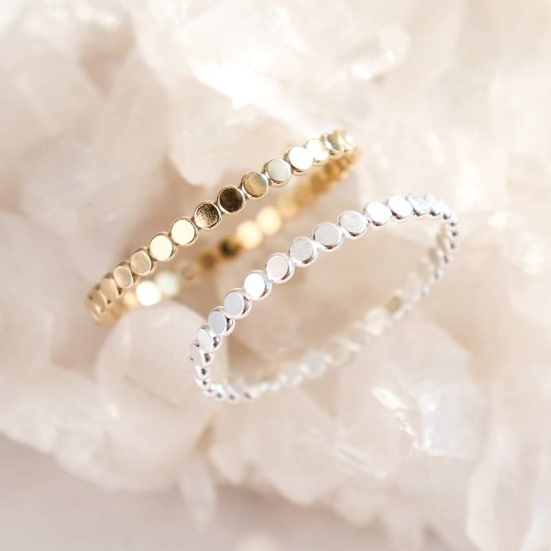 Perlen Stapel Ring. Ein Goldkugel Stapelring. Texturierte Minimal Band. Ehering. Mode-Accessoire Schmuck Für Frauen, Mädchen, Unisex von MeadowbelleMarket