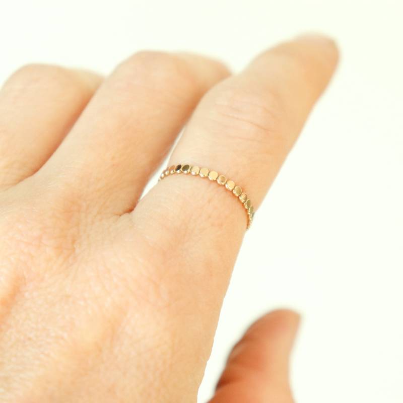 Perlen Stapel Ring. Ein Goldkugel Stapelring. Texturierte Minimal Band. Ehering. Mode-Accessoire Schmuck Für Frauen, Mädchen, Unisex von MeadowbelleMarket