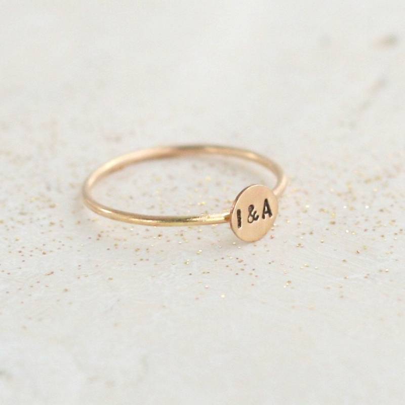 Personalisierter Anfangsring. Solid 14K Gold Winziger Stapelring Für Buchstaben. Personalisiertes Geschenk Sie. Beste Freunde Schwestern Freundin von MeadowbelleMarket