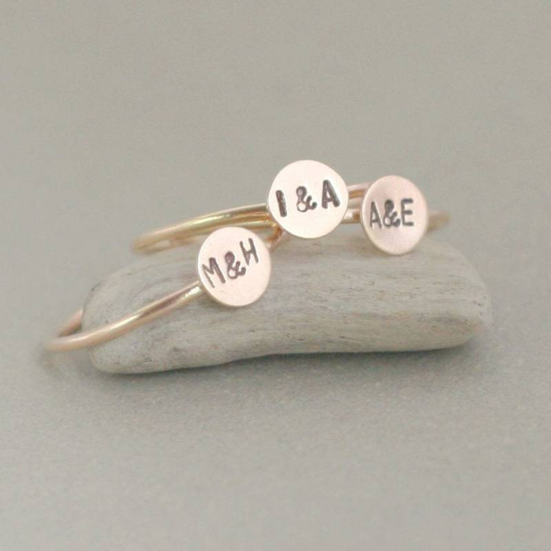 Personalisierter Goldinitialring in 14K Gold Fill. Stapel Ring Geschenk Für Beste Freundin Schwestern Oder Mama. Geburtstagsgeschenk Sie. Buchstaben von MeadowbelleMarket