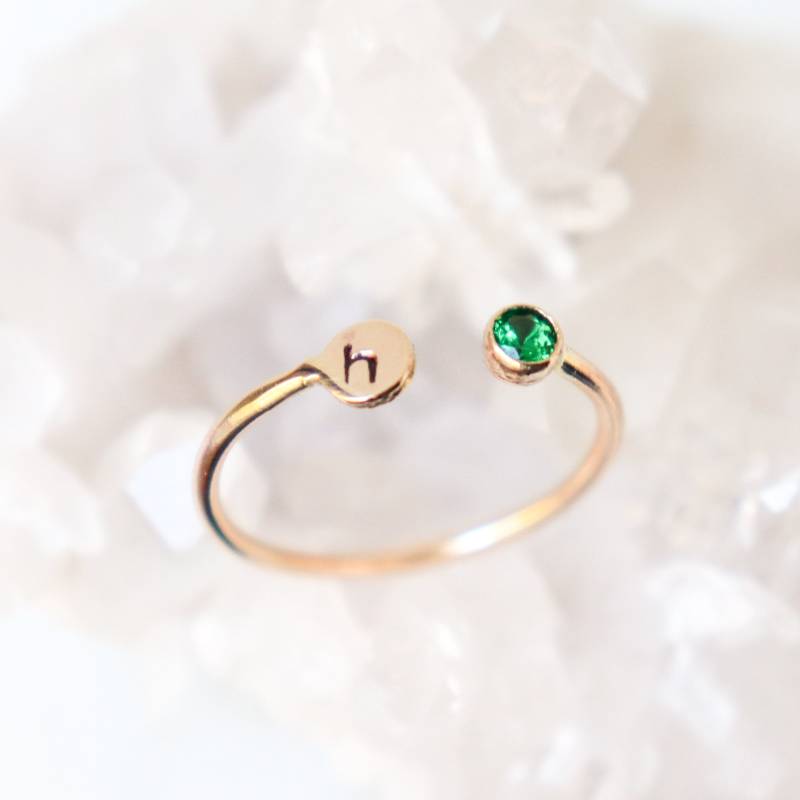 Personalisierter Solid 14K Gold Doppelter Geburtssteinring. Edelstein-stapelring. Mütter Ring. Hufeisen Buchstabe Ring Personalisierter Solid 14K Gold Doppelter Geburtssteinring. Edelstein-stapelring. Mütter Ring. Hufeisen Buchstabe Ring von MeadowbelleMarket