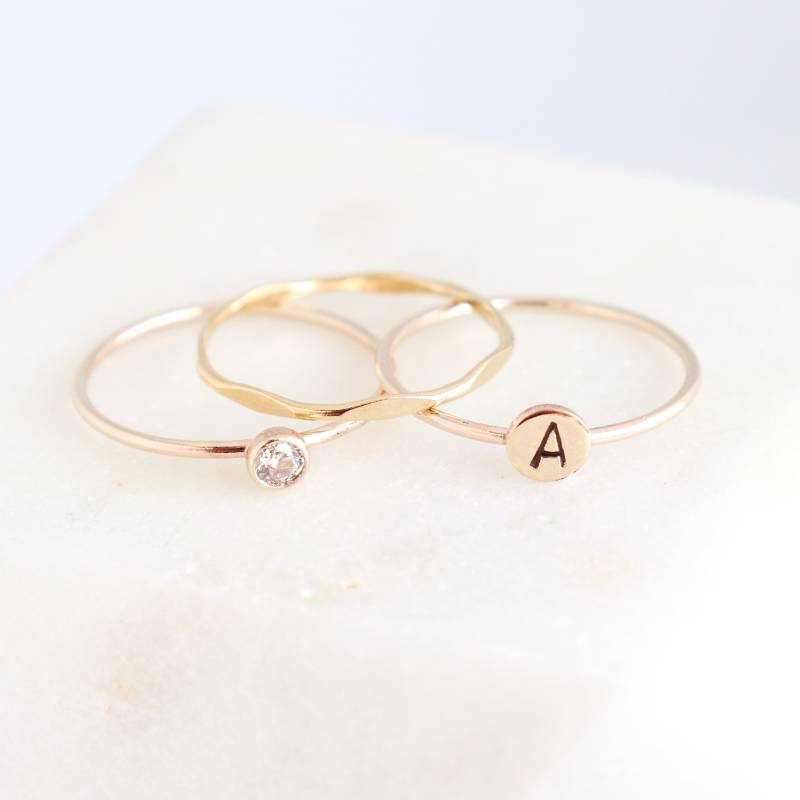 Personalisierter Stapelring Set Aus Gold. Anfangsring. Gold Diamant Ring. Stapelbare Ringe. Monogramm Ring Geschenk Für Sie. Mütter Muttertag von MeadowbelleMarket