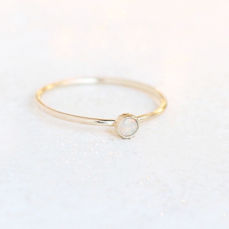 Solide 14K Gold Opal Ring. Ein Zarter Stapelbarer Geburtssteinring. Mütter Verlobungsring Solide 14K Gold Opal Ring. Ein Zarter Stapelbarer Geburtssteinring. Mütter Verlobungsring von MeadowbelleMarket