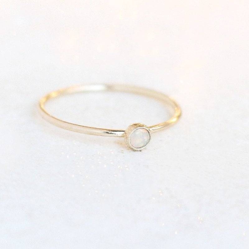 Solide 14K Gold Opal Ring. Ein Zarter Stapelbarer Geburtssteinring. Mütter Verlobungsring Solide 14K Gold Opal Ring. Ein Zarter Stapelbarer Geburtssteinring. Mütter Verlobungsring von MeadowbelleMarket