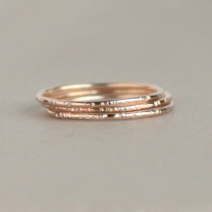 Stapelring. Solides 14K Gold. Funkelndem Sternenstaub-Band. Ein Schmaler Stapelring Aus Gelbgold. Dünner Stapelbarer Ring Stapelring. Solides 14K Gold. Funkelndem Sternenstaub-Band. Ein Schmaler Stapelring Aus Gelbgold. Dünner Stapelbarer Ring von MeadowbelleMarket