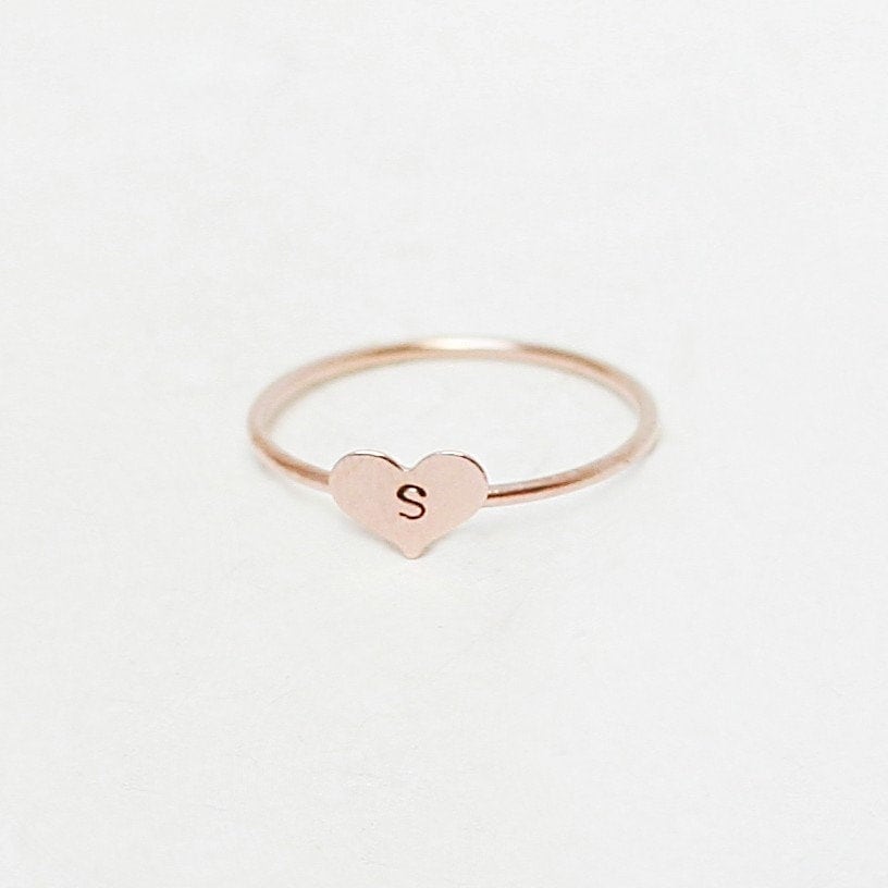 Valentinstag Herz Ring. Personalisierter Rose Goldring. Anfangsring. Handgestempelter Brief. Benutzerdefinierten Initialen Schmuck. Geschenk Für Sie Valentinstag Herz Ring. Personalisierter Rose Goldring. Anfangsring. Handgestempelter Brief. Benutzerdefinierten Initialen Schmuck. Geschenk Für Sie von MeadowbelleMarket