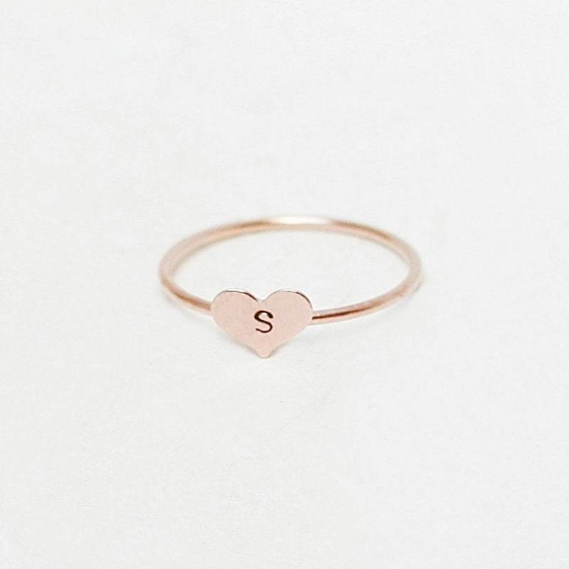 Valentinstag Herz Ring. Personalisierter Rose Goldring. Anfangsring. Handgestempelter Brief. Benutzerdefinierten Initialen Schmuck. Geschenk Für Sie Valentinstag Herz Ring. Personalisierter Rose Goldring. Anfangsring. Handgestempelter Brief. Benutzerdefinierten Initialen Schmuck. Geschenk Für Sie von MeadowbelleMarket