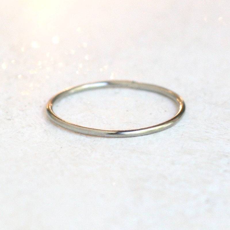 Weißgold Ring. Ehering. Solid 14K Palladium-Weißgold Verlobungsring. Schlichter Stapelring. Andenken Ring 1 Mm Weißgold Ring. Ehering. Solid 14K Palladium-Weißgold Verlobungsring. Schlichter Stapelring. Andenken Ring 1 Mm von MeadowbelleMarket