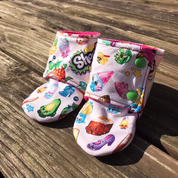 Soft Soled Booties, Babyschuhe Mit Weicher Sohle, Mokassins Sohle | Character Print von MeandMyCraftyMom