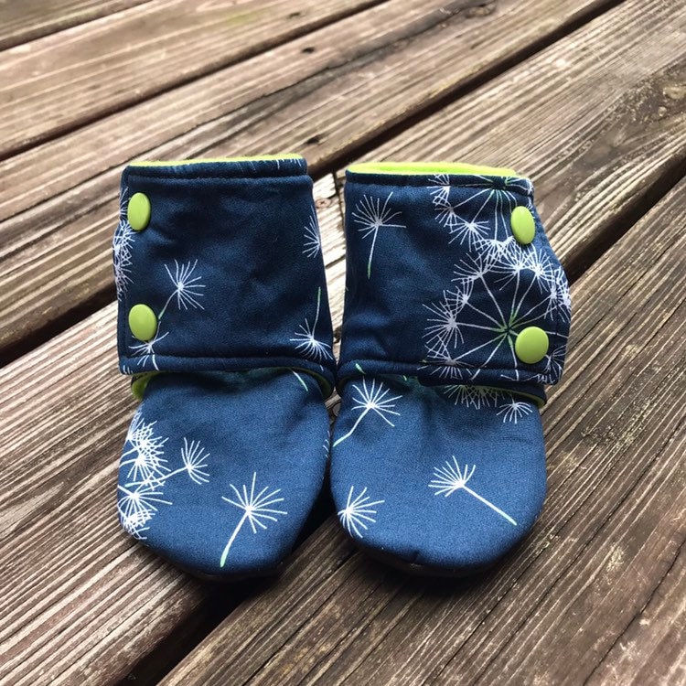 Soft Soled Booties, Stiefelchen Mit Weicher Sohle, Mokassins Babyschuhe | Tula Fabric A-M von MeandMyCraftyMom