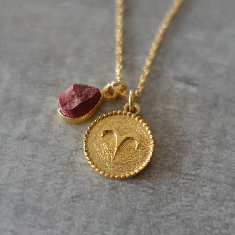 Halskette Mit Einer Medaille Des Sternzeichens Widder Und Einem Anhänger Aus Natürlichem Rotem Jaspis - Me & My Mood Schmuck Halskette Mit Einer Medaille Des Sternzeichens Widder Und Einem Anhänger Aus Natürlichem Rotem Jaspis - Me & My Mood Schmuck von MeandmymoodBoutique