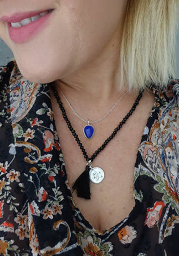 Mehrreihige Halskette Mit Glasperlen, Silbermedaille Und Einem Farbwechselstein - Me & My Mood Schmuck Mehrreihige Halskette Mit Glasperlen, Silbermedaille Und Einem Farbwechselstein - Me & My Mood Schmuck von MeandmymoodBoutique