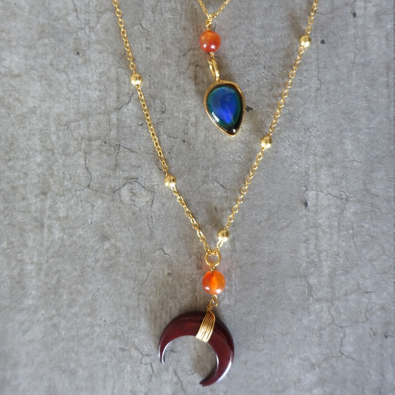 Mehrreihige Halskette Mit Mond, Karneolsteinen Und Einem Farbwechselstein - Me & My Mood Schmuck Mehrreihige Halskette Mit Mond, Karneolsteinen Und Einem Farbwechselstein - Me & My Mood Schmuck von MeandmymoodBoutique
