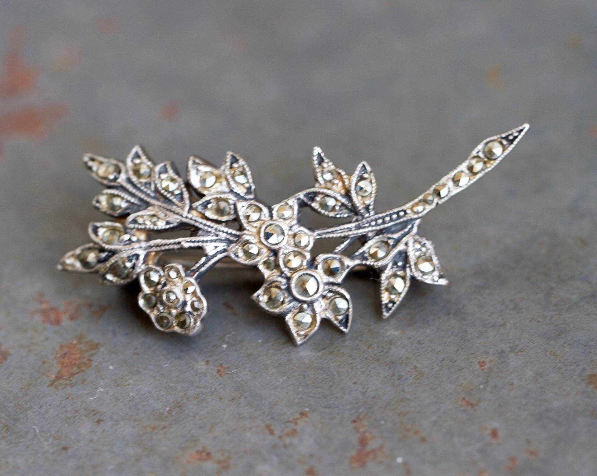 Art Deco Blumen Anstecknadel - Sterling Silber Und Markit Brosche Vintage Oxidierter Schmuck von Meanglean