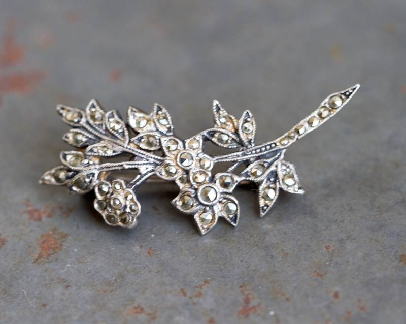 Art Deco Blumen Anstecknadel - Sterling Silber Und Markit Brosche Vintage Oxidierter Schmuck von Meanglean