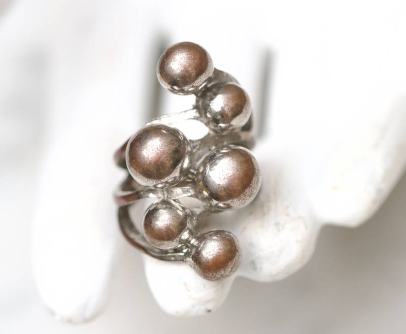 Vintage Brutalist Ball Cluster Ring - Oxidiertes Kupfer, Größe 6, 5 von Meanglean