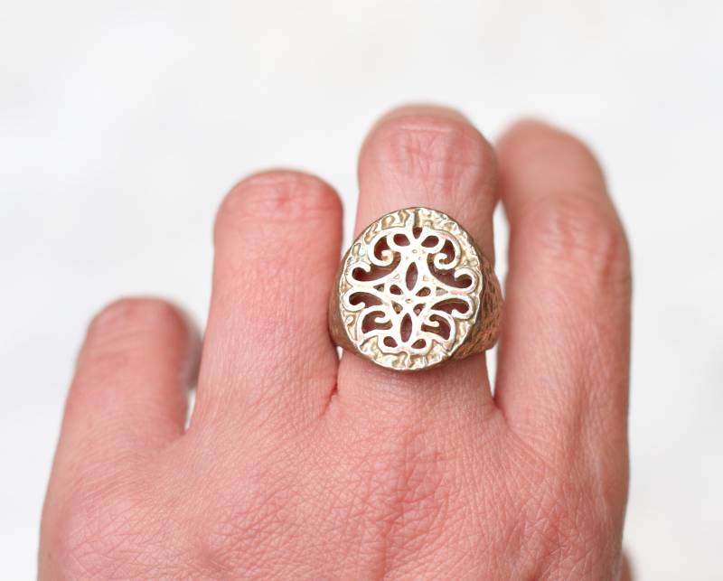 Filigraner Oval Siegelring Größe N - Brutalist Chunky Piny Fingerring 6, 5 Vergoldeter Kupfer Vintage Oxidierter Statement Schmuck von Meanglean