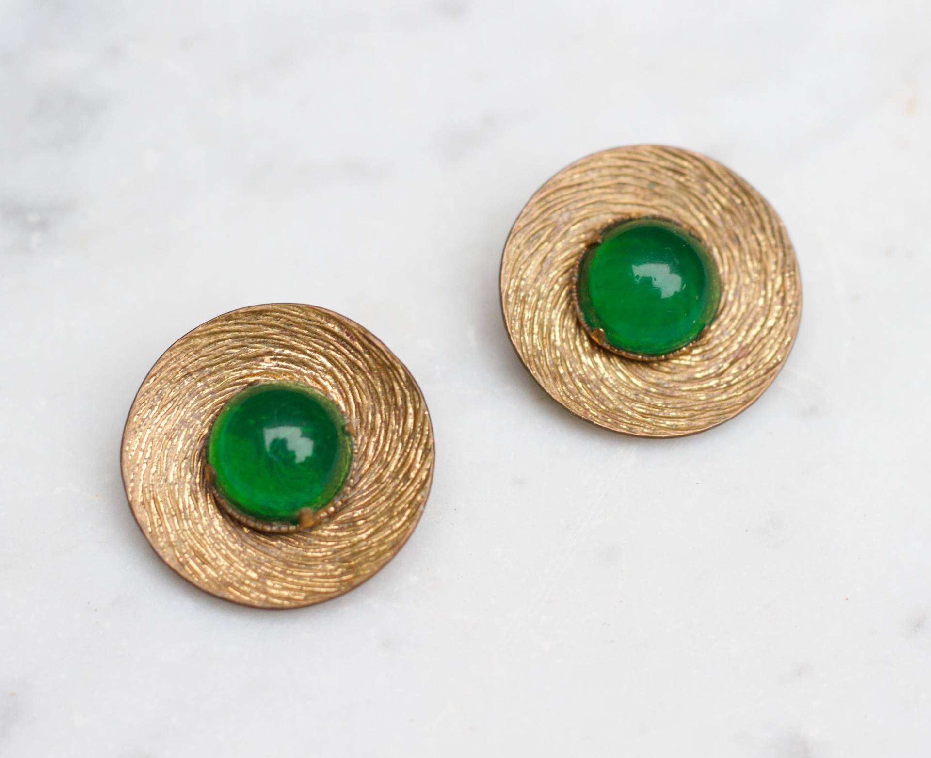 Vintage Grüne Glas Ohrclips - Oxidierte Messingkuppeln von Meanglean