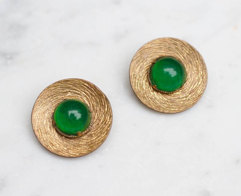 Vintage Grüne Glas Ohrclips - Oxidierte Messingkuppeln von Meanglean