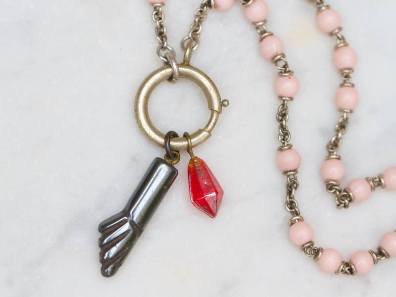 Vintage Hämatit Figa Hand -Anhänger-Halskette - Rotes Murano-Glas, Rosa Rosenkranz-Kette von Meanglean