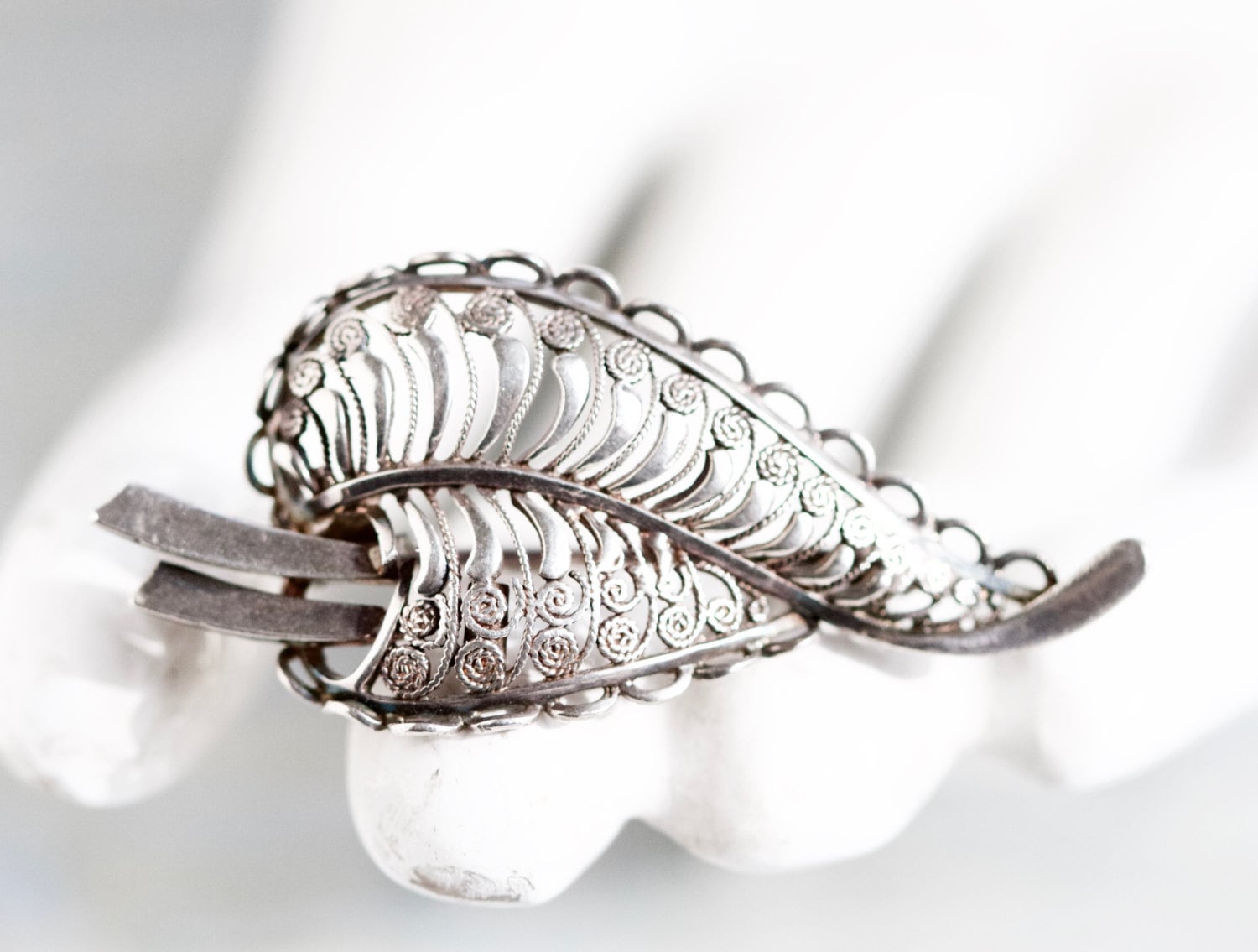 Jugendstil Filigrane Blatt Brosche - Oxidierte Sterling Silber Anstecknadel von Meanglean