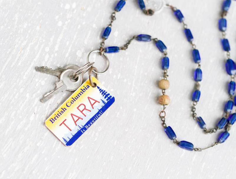Wiederverwendete Rosenkranz-Halskette - Kobalt-Blaue Perlen, Tara-Nummernschild-Anhänger von Meanglean