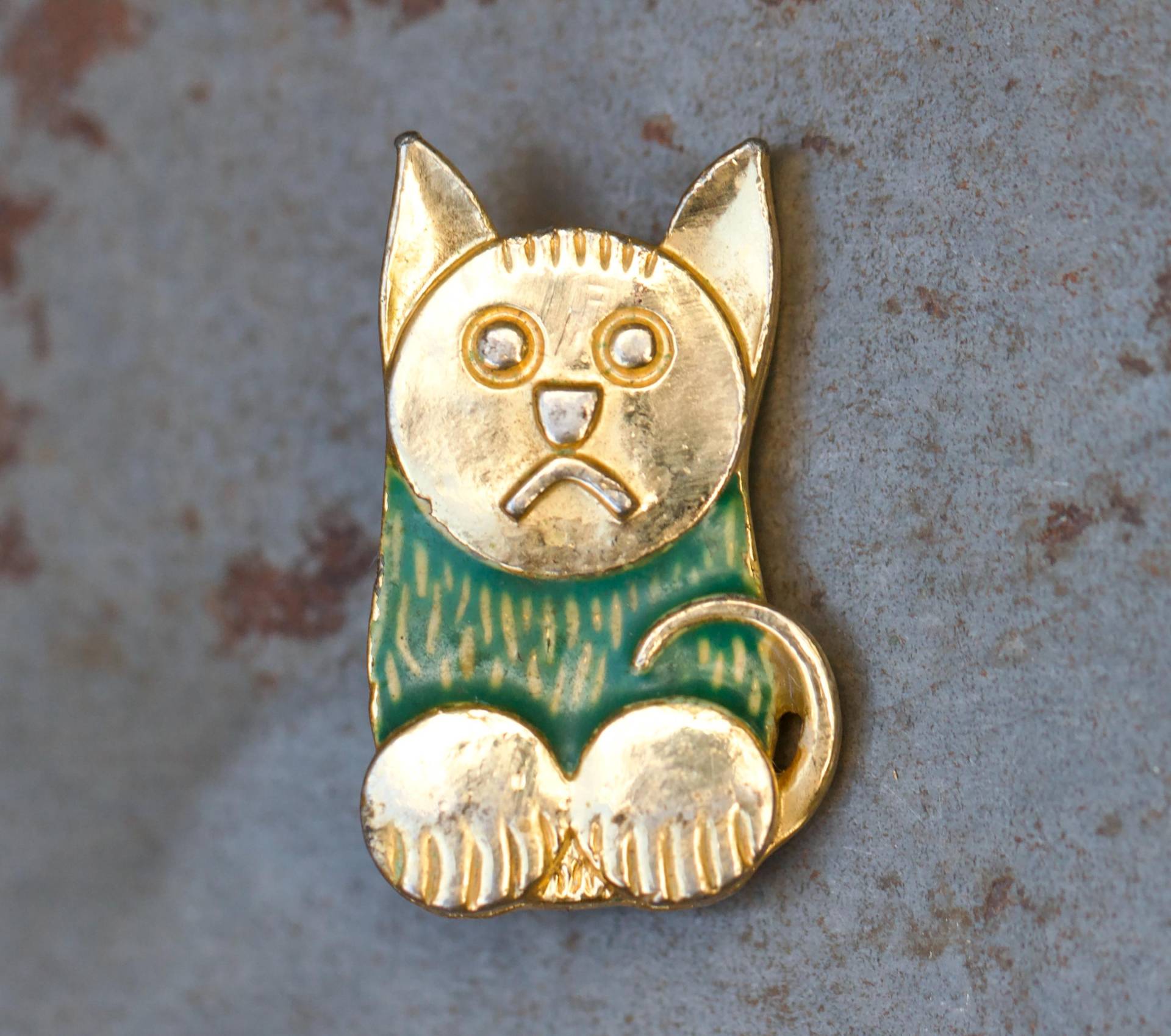 Vintage Traurige Katze Anstecknadel - Grüne Emaille Brosche von Meanglean