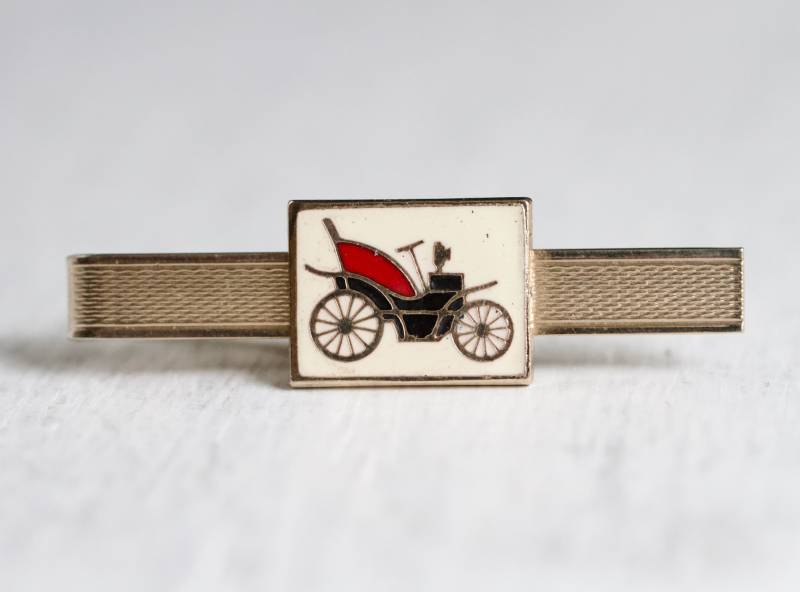 Vintage Krawattenklammer - Antikes Auto Emaille Bild Nippy Clip Imitation Made in England von Meanglean