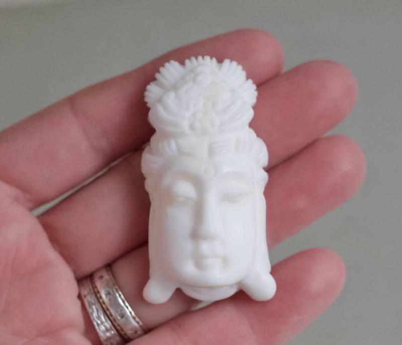 Weißer Buddha Anhänger 5 cm Hoch - Milchglas Vintage Schmuckherstellung Zubehör Und Komponenten von MeangleanAlchemist