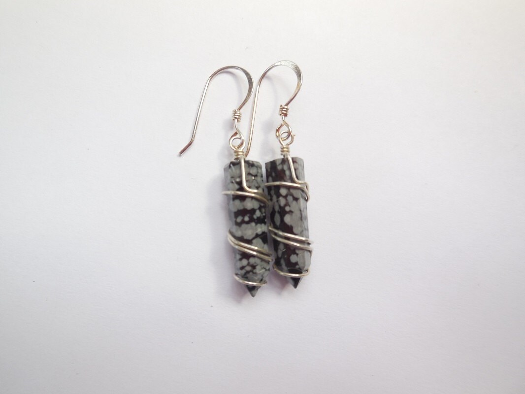Schneeflocke Obsidian Punkte Draht Gewickelt Sterling Silberohrringe Schneeflocke Obsidian Punkte Draht Gewickelt Sterling Silberohrringe von MearthStar