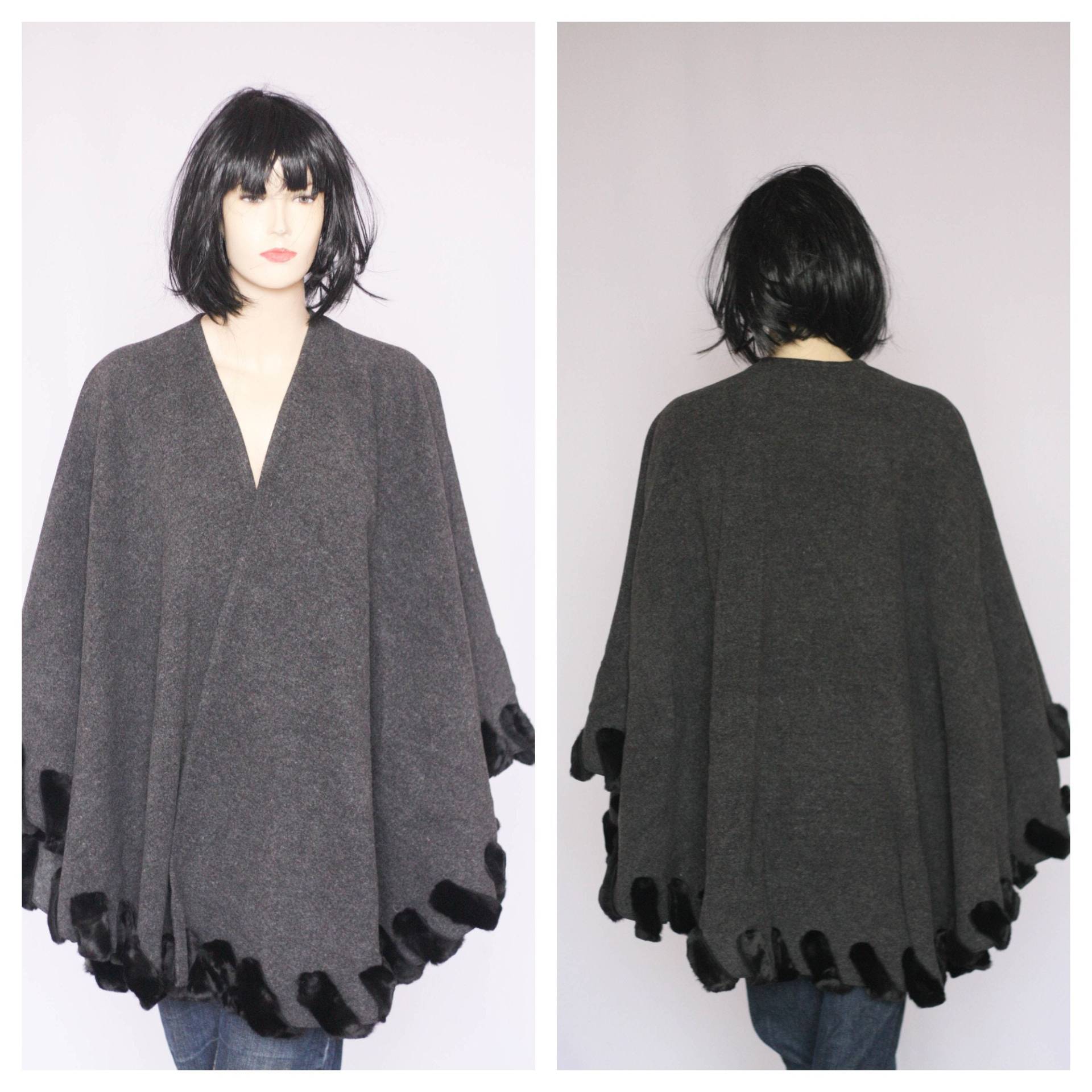 Vintage Cape Schurwolle Mantel Warmer Wintermantel Frauen Pelz Poncho Grauer Oversized One Size Vintage Cape Schurwolle Mantel Warmer Wintermantel Frauen Pelz Poncho Grauer Oversized One Size von MechanicalOrange