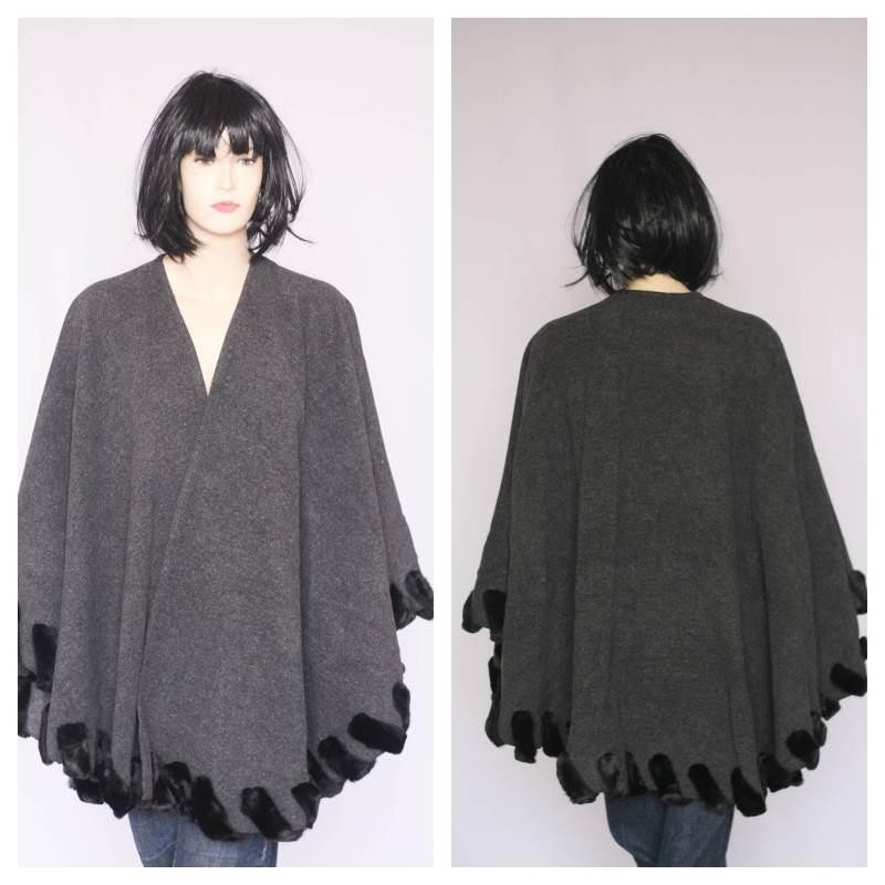 Vintage Cape Schurwolle Mantel Warmer Wintermantel Frauen Pelz Poncho Grauer Oversized One Size von MechanicalOrange
