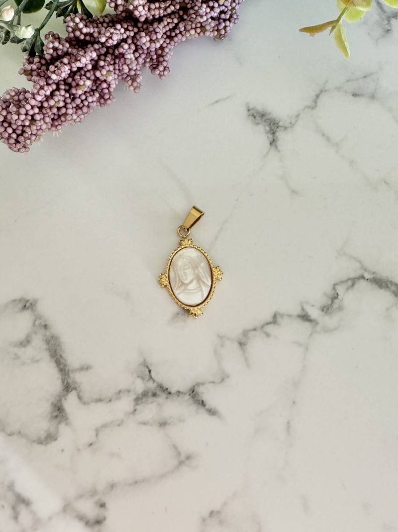 Eleganter Vergoldeter Jungfrau Maria Cameo Anhänger | 2, 5 cm Ovales Perlmutt-Design von MedjugorjeShopGifts
